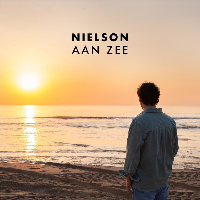 NIELSON met 'AAN ZEE'